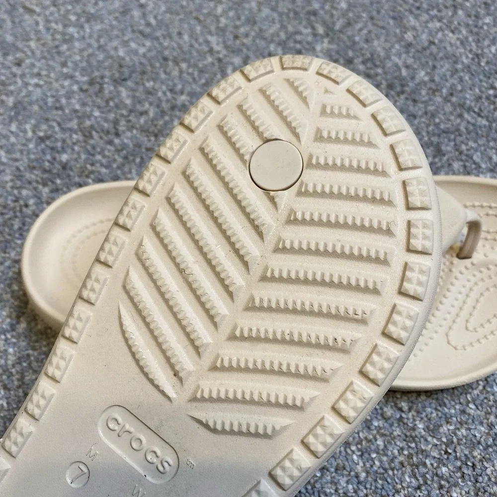 Crocs Thong Flip Flop Sandals M6 W8 Ivory Lightweight Comfort Slide Beach Casual